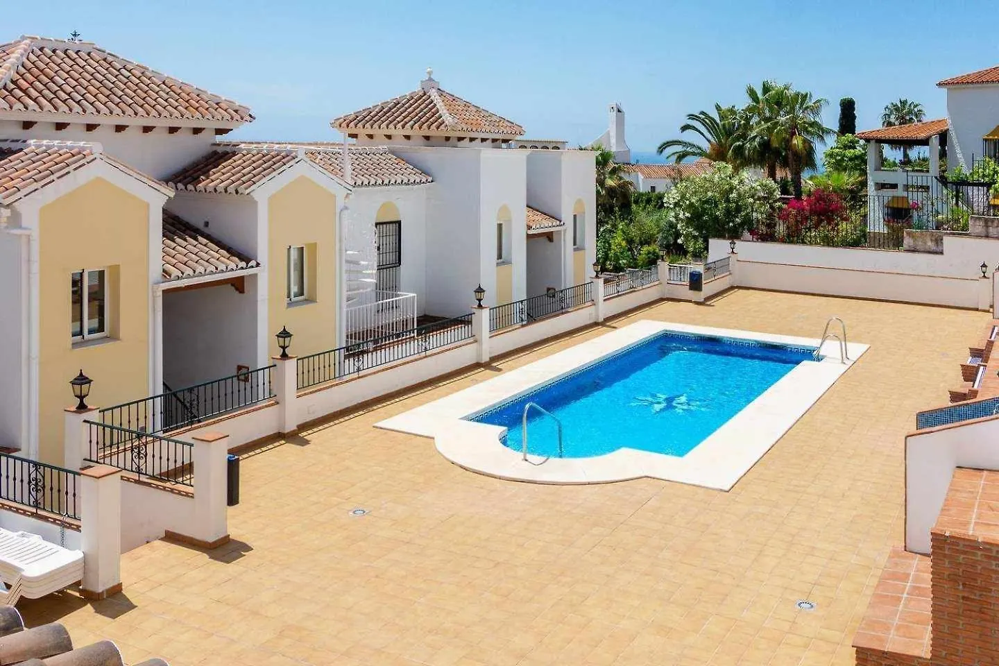 Apartamento 2 Dormitorios Con Vistas A La Piscina Nerja