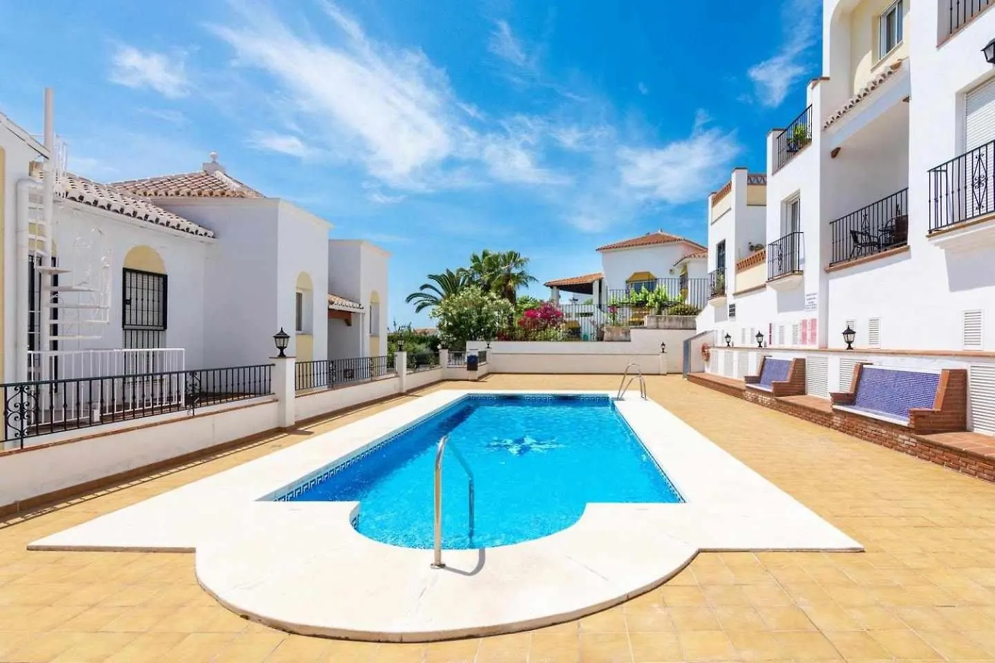 Apartamento 2 Dormitorios Con Vistas A La Piscina Nerja Spagna